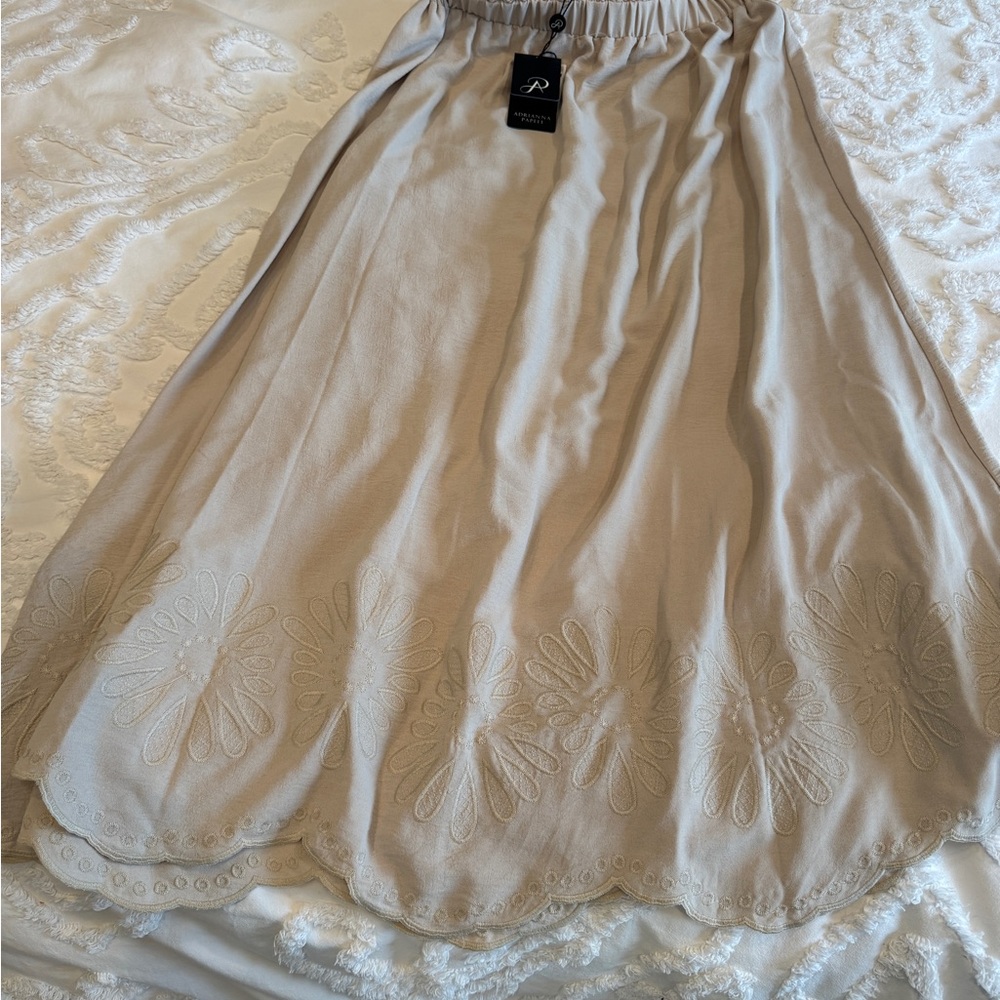 NWT Adrianna Papell Beige Embroidered Flower Midi Skirt Med Curved Hem Pull-on